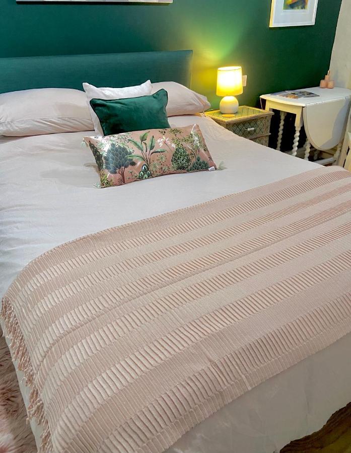 Stunning Annexe 1 Luxury Bedroom, Eating Area & Bathroom Only! 特鲁罗 外观 照片